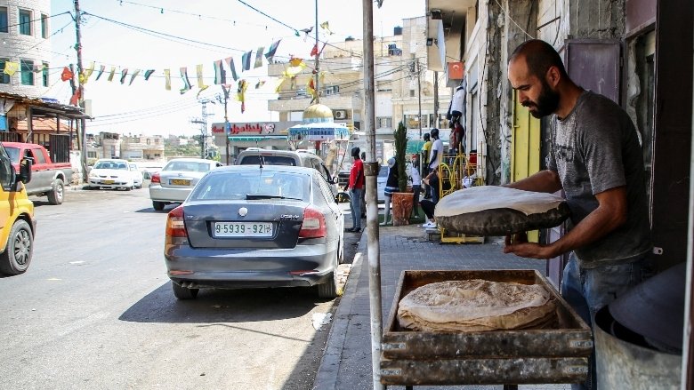 约旦河西岸拉马拉市的一名巴勒斯坦面包师.