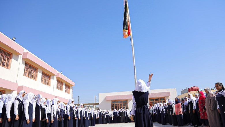 学生们站在Al-Tameem地区小学的晨间集会上, 拉马迪市, 安巴尔省武装, Iraq. 