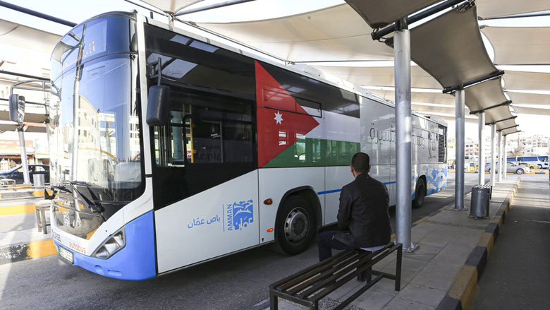 公共交通巴士在北安曼的公共汽车站等候乘客, 约旦, 3月3日, 2021. 