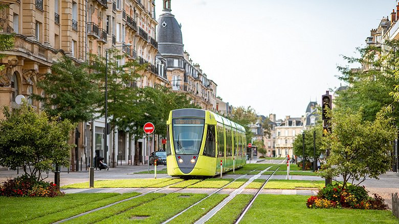 法国兰斯公共交通的绿色铁路街景.