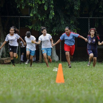 Alumnos del Complejo Educativo Monseñor Áscar Arnulfo Romero participando en una clase de deporte.