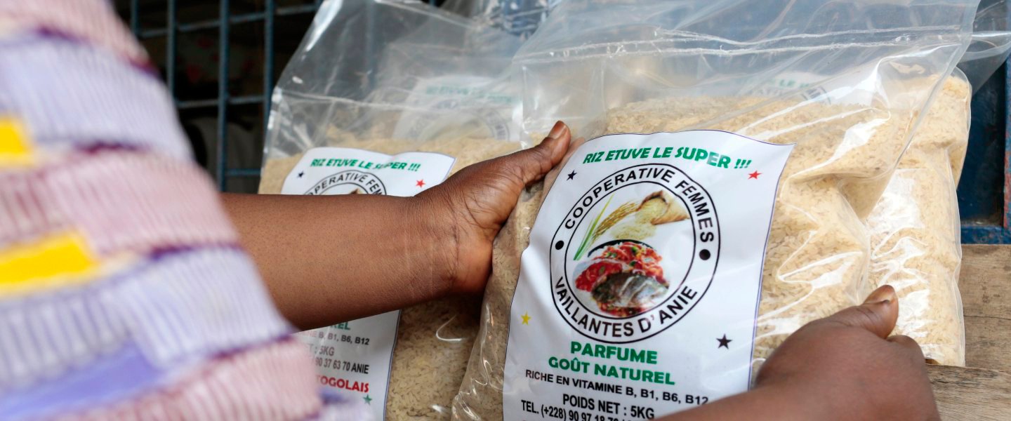 Photo d'une main portant un sac de riz d'une coopérative au Togo - Photo : Kaglan / Banque mondiale