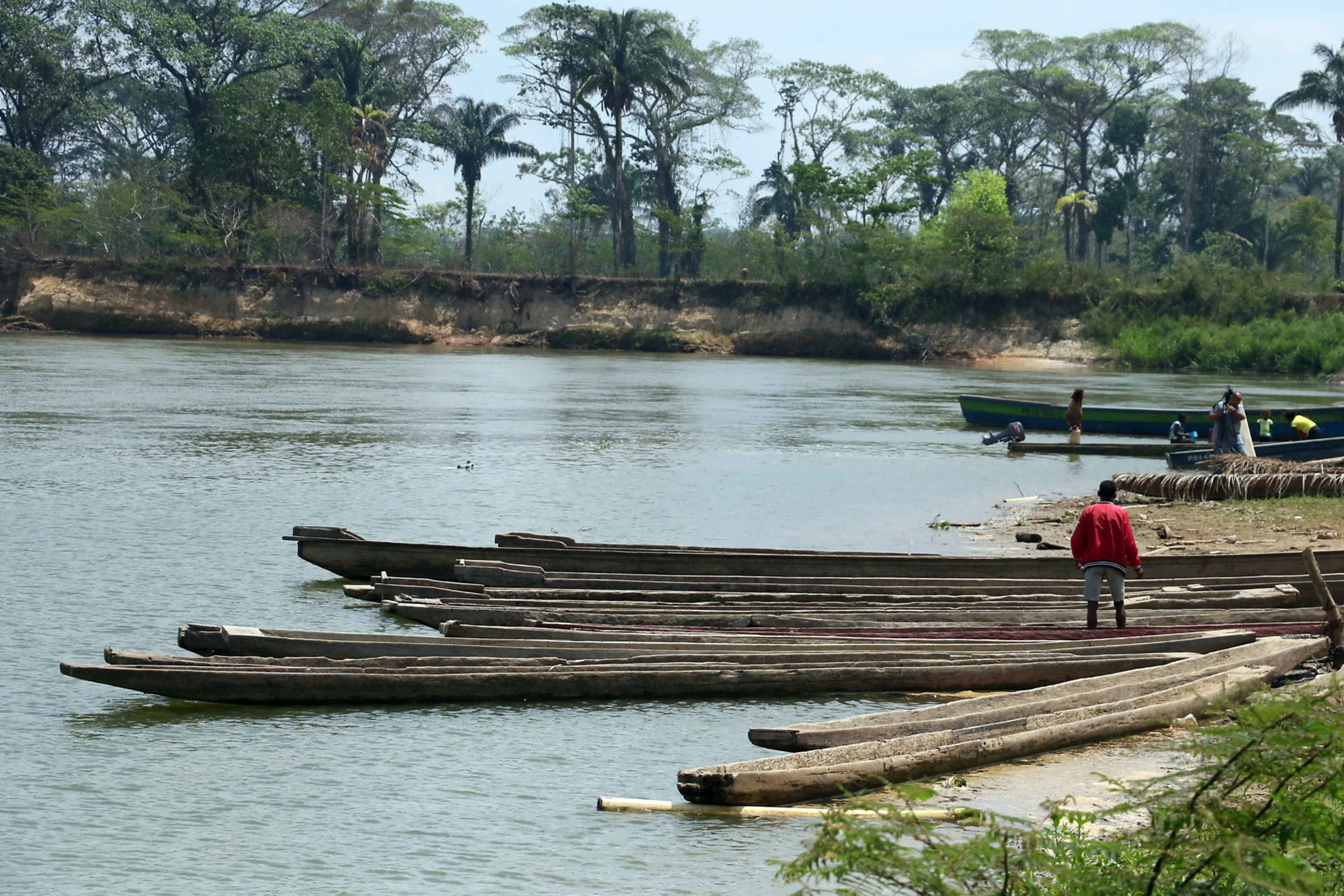 Indigenous Peoples from the Caribbean Coast next to their canoes.
