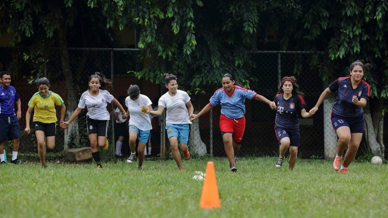 Alumnos del Complejo Educativo Monseñor Áscar Arnulfo Romero participando en una clase de deporte.