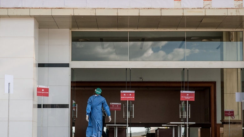 Медицинский работник заходит в учреждение