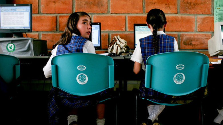 Niñas en clases de computación 