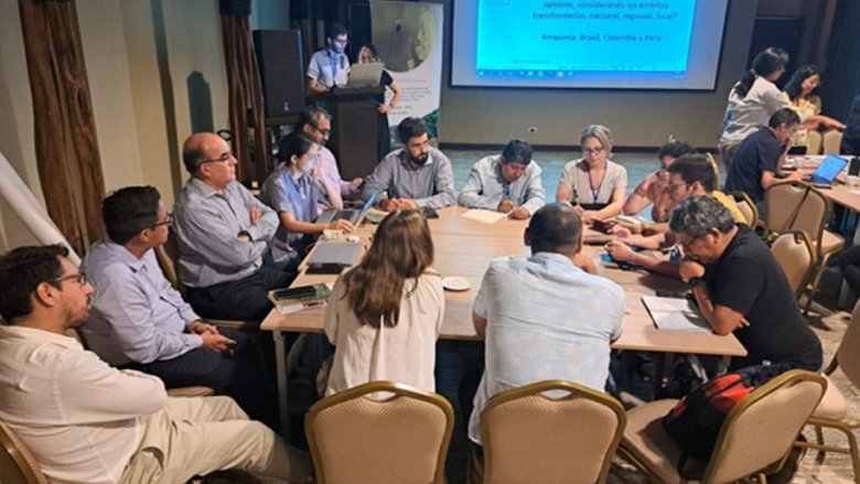 Participantes en una mesa redonda durante el encuentro regional amazónico en Iquitos, Perú 2022