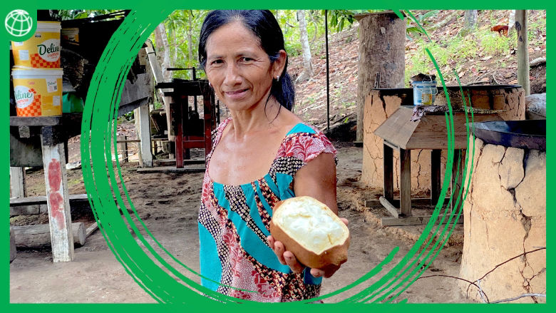 Mujer del Amazonas en Brasil, sostiene un fruto.
