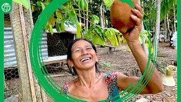 Mujer habitante del Amazonas en Brasil  en ve un fruto de la región.