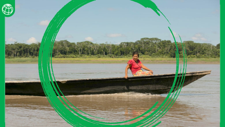 Mujer navegando en canoa por el río del Amazonas en Perú