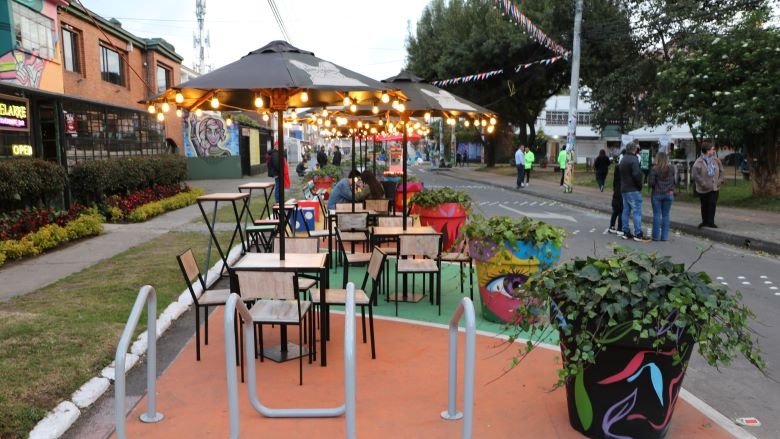 Restaurante con biciparqueaderos e urbanismo táctico en Bogotá, Colombia