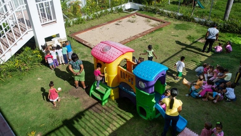 Niños jugando en área de juego  en jardín infantil