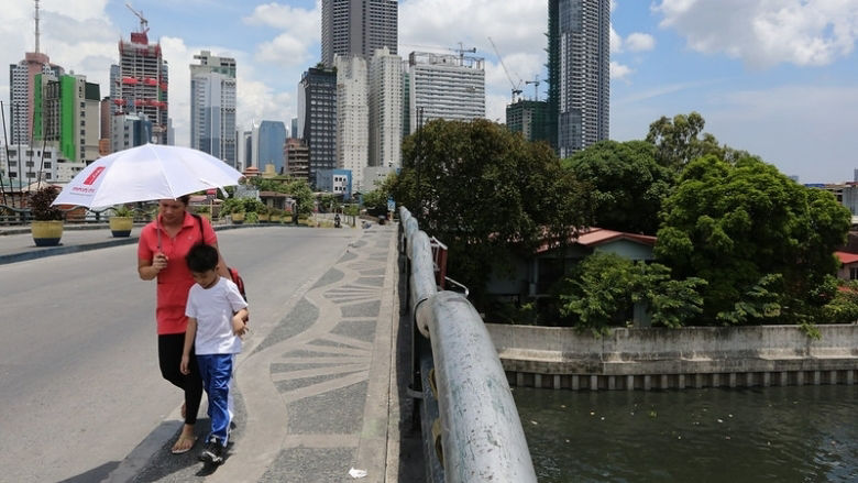 Pedestrians cross over the Pasig River in the City of Makati. Photo © Dominic Chavez/World Bank