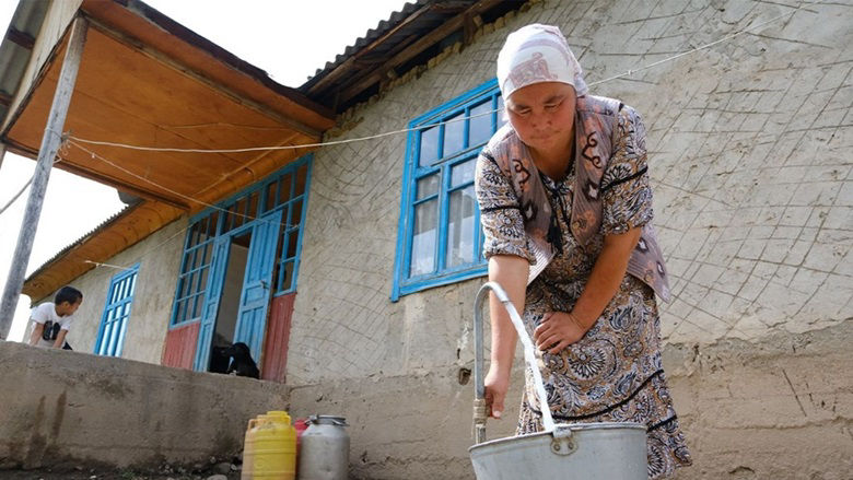 Collecting clean water in Erkin Too village