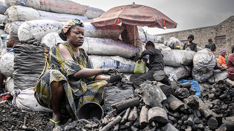 DRC-woman-with-fire-wood