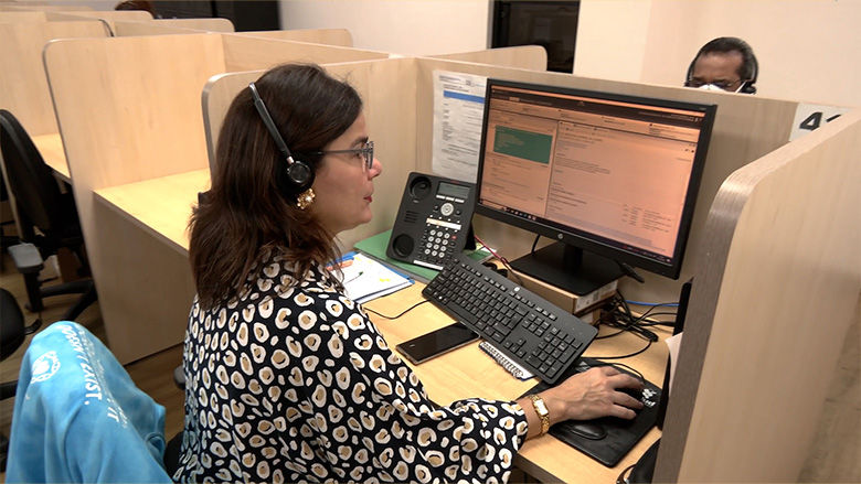 La Dra Lisa de León atiende desde el centro de contacto en Panama