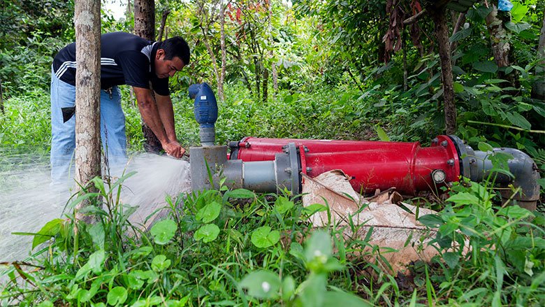 Sistema de riego tecnificado por aspersión en la comunidad de Palo Marcado del cantón Pasaje en la provincia de El Oro