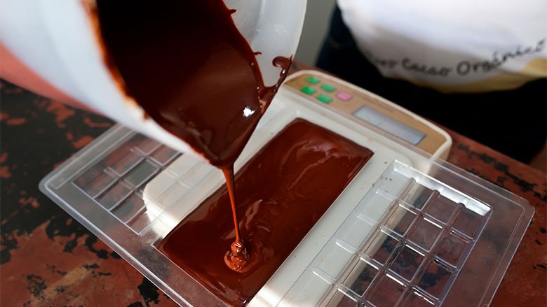 Recipiente y proceso de moldeado que da la forma final al chocolate (cacao procesado).
