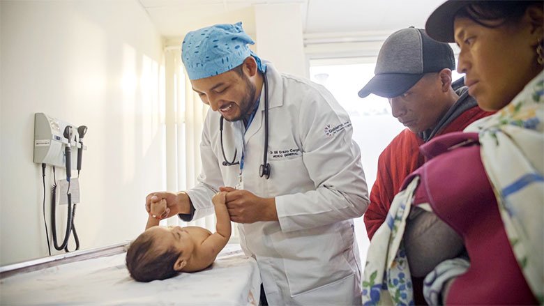Control de niño sano en un hospital en Ecuador.