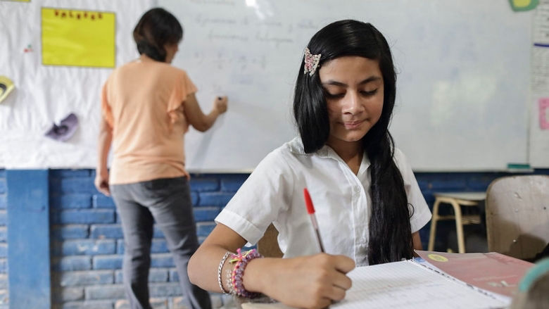 Niña en un aula de escuela primaria en El Salvador 