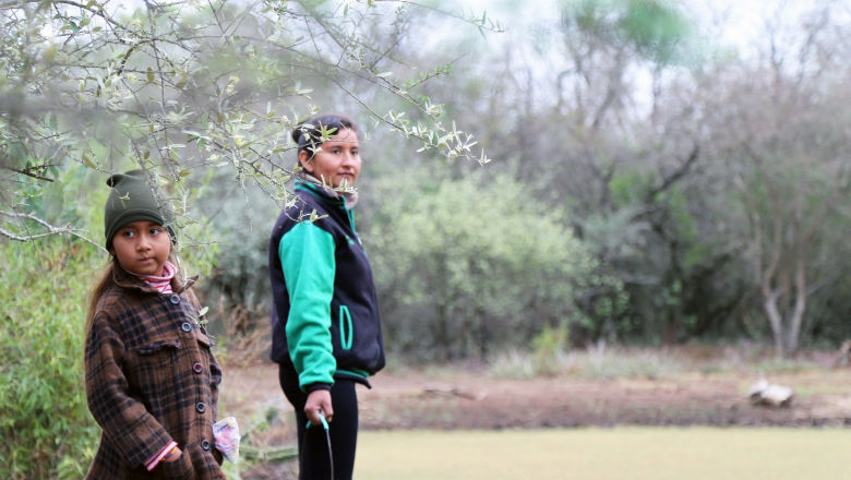 Niñas en busca de agua en el Norte Grande argentino.