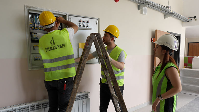 Construction workers during the upgrade of a school in Türkiye