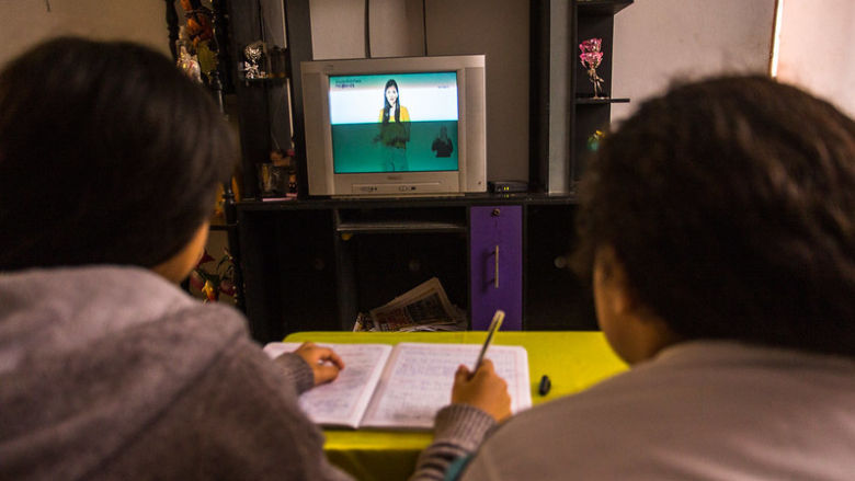 Niñas viendo clase vía internet 