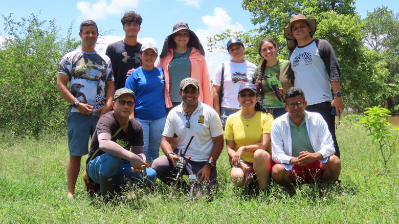 Members of the GWP Colombia and Panama projects pose outside during their twinning exchange.