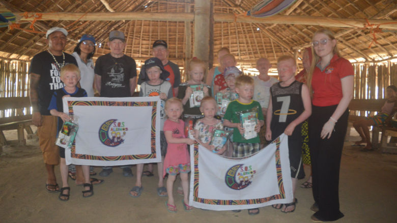 Grupo de personas con albinismo de la comarca de Guna Yala, en Panama