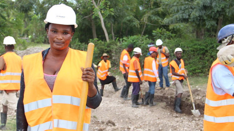 Una mujer trabaja en una de las carreteras de Haití