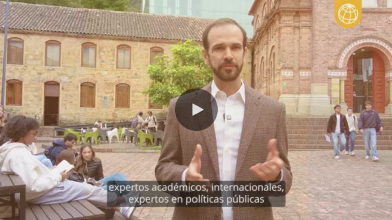 Hombre hablando a la camara