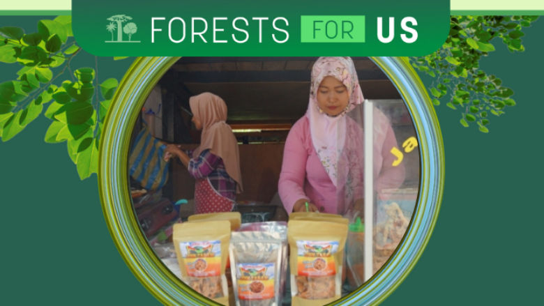 Indonesian woman selling mushroom snacks