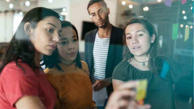 Jóvenes trabajadores trabajando con una pantalla táctil