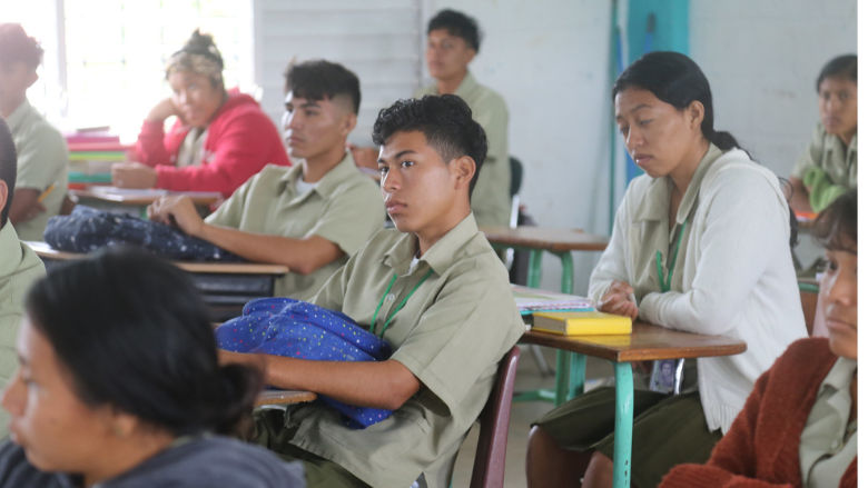 Adolescentes en aula de clases 