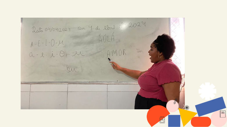 Maestra escribe en el pizarrón en aula de clase, en Brasil 