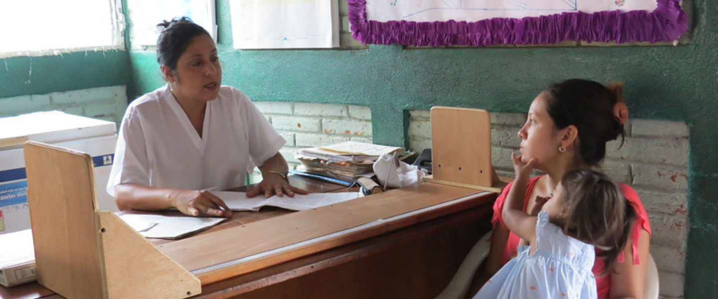 Familia en un centro médico de Nicaragua