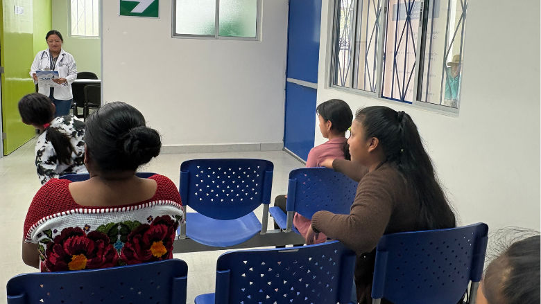 La doctora Veronica Orozco llama a consulta en el puesto de salud de Potrero Viejo III que brinda atención a casi 9000