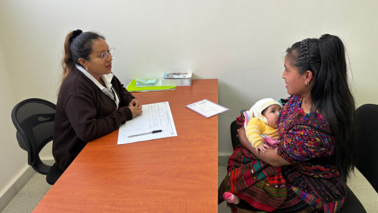 La paciente Laura Guarcas y su hija son atendidas por la enfermera Sara Pacajoj en el puesto de salud de Semeja II en Quiche 