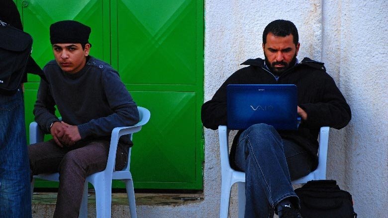 ليبيا: يحاول الشباب التواصل مع أقاربهم على الإنترنت