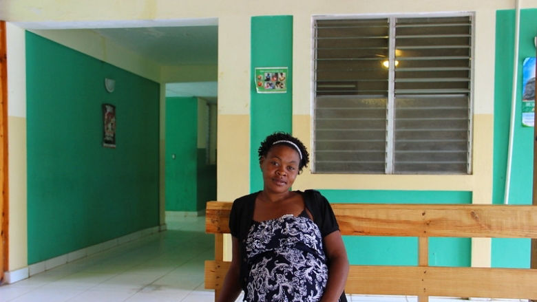 Mujer embarazada en la sala de espera de un hospital en Haití 