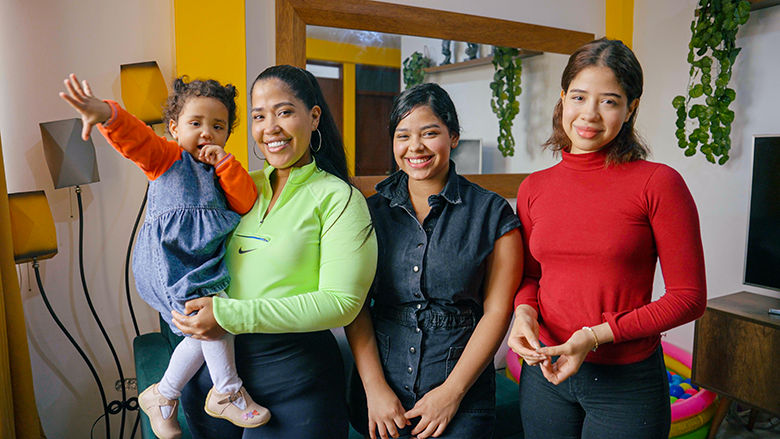 Eliana, su hija y otras migrantes venezolanas que viven en el Perú