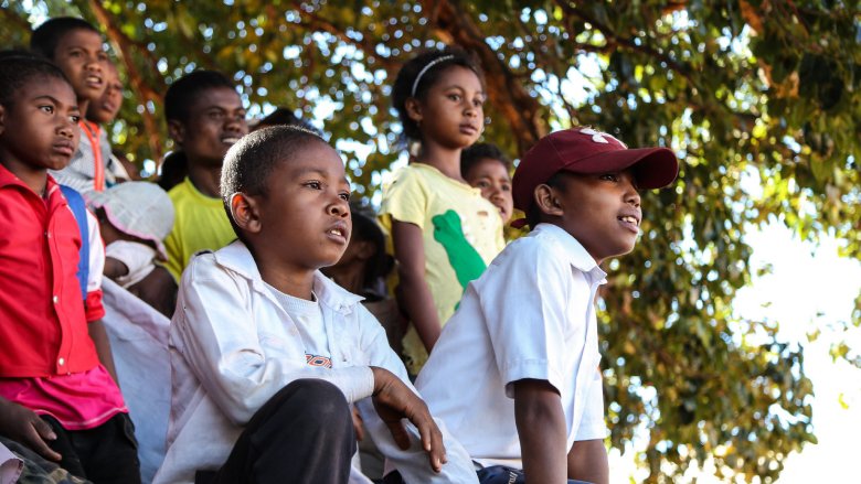 Children await the arrival of World Bank President David Malpass and President of Madagascar Andry Rajoelina. Village of Soav