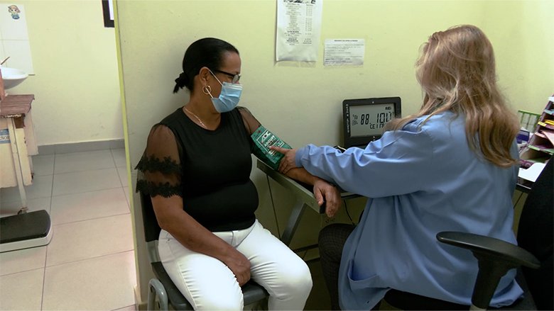 La paciente hipertensa Bartola Chacon recibiendo atencion medica en Panama