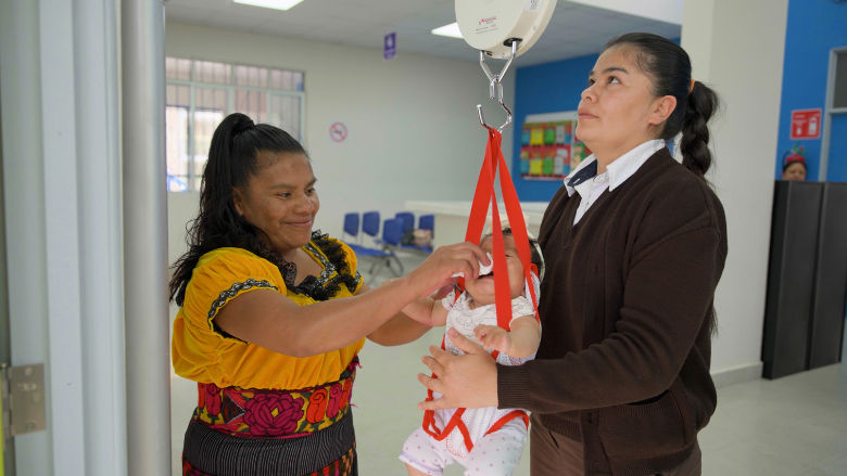 Pesan a una bebe guatemalteca en uno de los puestos de salud del proyecto Crecer Sano en el departamento de Quiche Guatemala