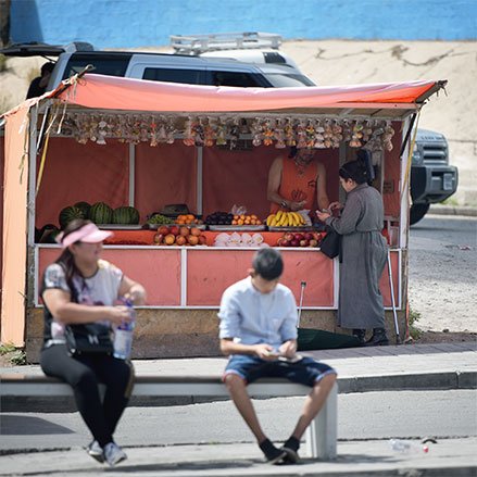 A woman is making a purchase from a fruit kiosk in the capital city of Mongolia, Ulaanbaatar. Photo: World Bank