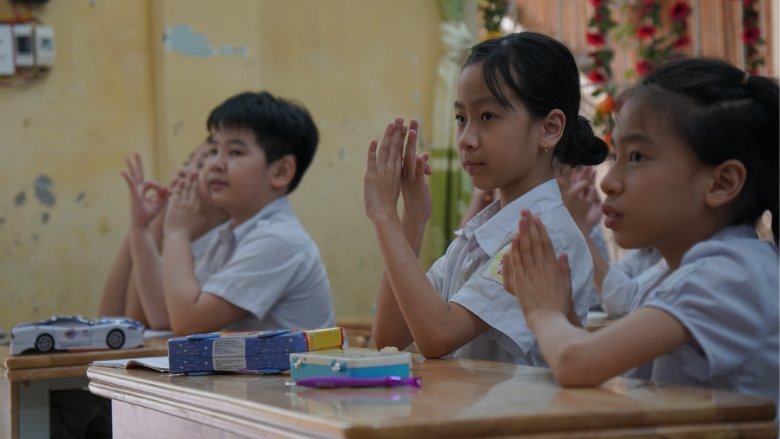 A lesson using QIPEDC provided materials in Xa Dan school for deaf children in Ha Noi capital city