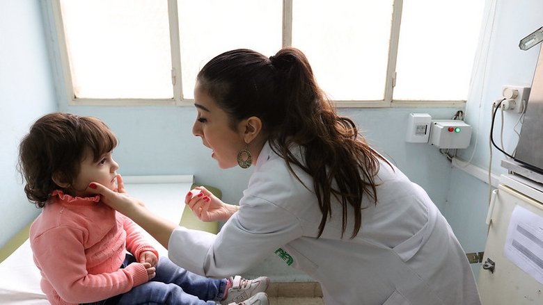 Registered nurse vaccinates a child
