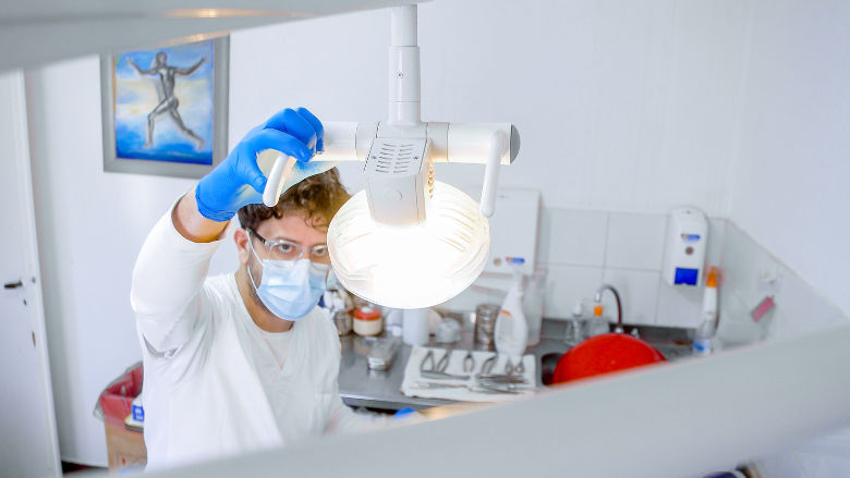 Un profesional del Centro de Atención Primaria de la Salud en la ciudad de Carmen de Areco, en Argentina.