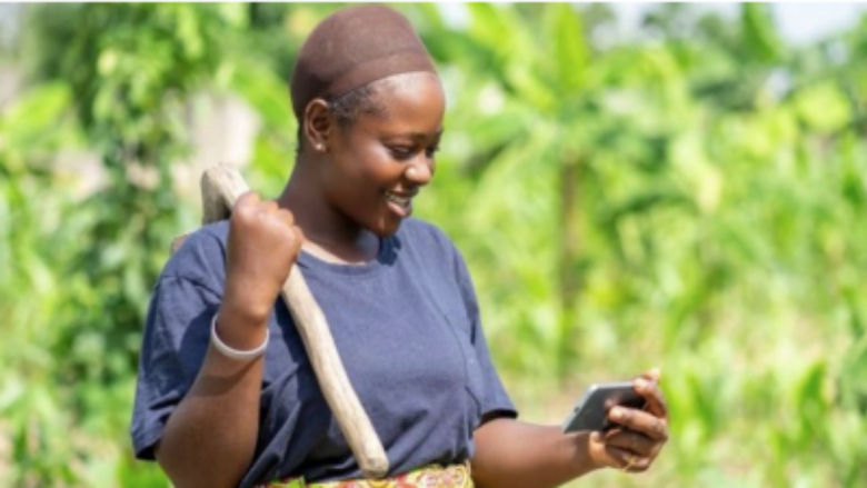 Women-at-farm-with-phone-digital-technology