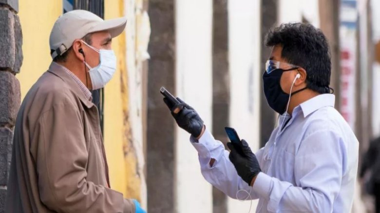 Hombre realiza una entrevista sobre la pandemia de COVID-19 en América Latina 